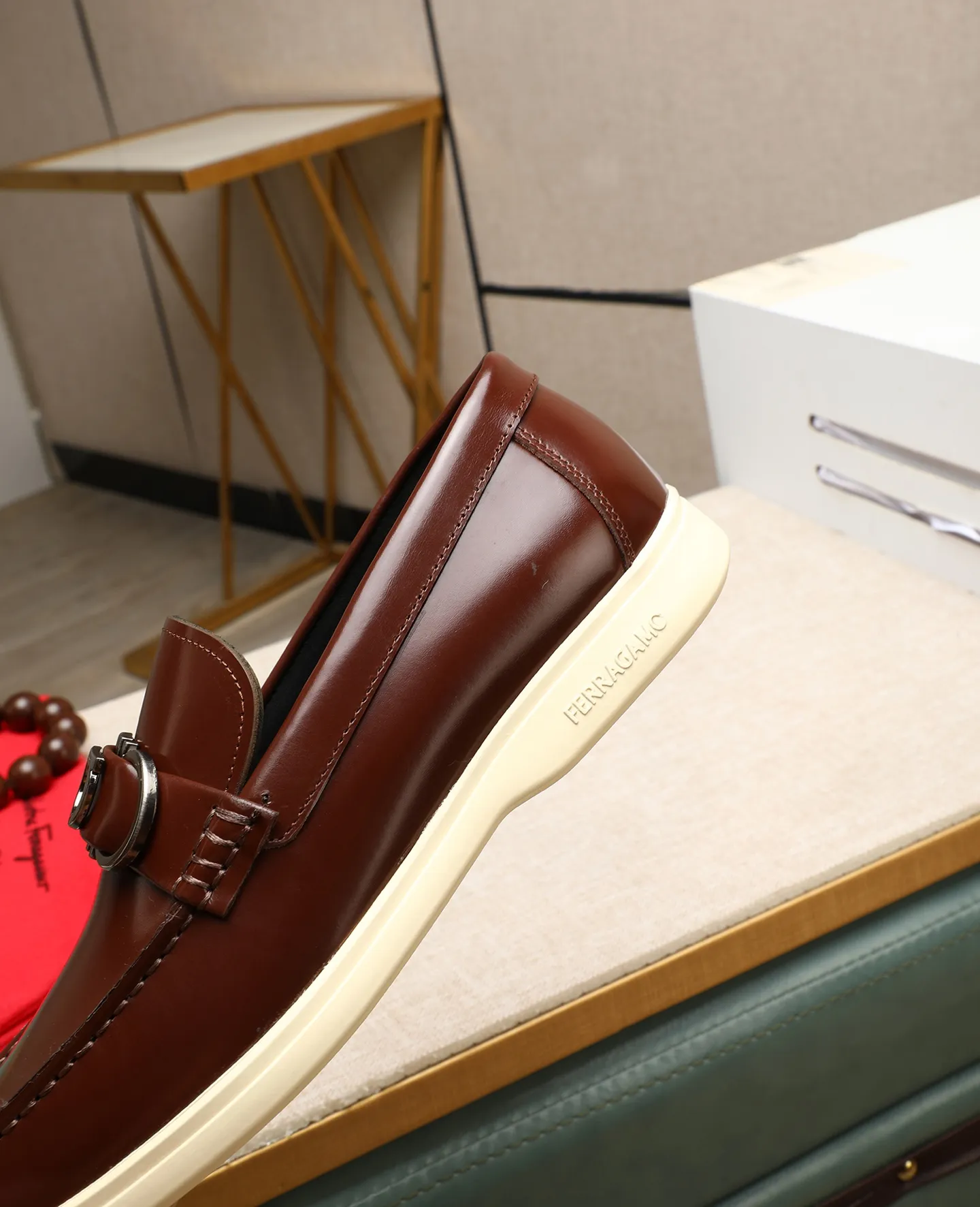 Men's shoes 💰580 📛📛(water-dyed cow lining) Salvatore Ferragamo high-end (Salvatore Ferragamo) is the top international luxury footwear brand. It comes from the fashion kingdom of Italy. It is famous all over the world for its traditional handmade design and novel styles... 🚶🏻🚶🏻New suit shoes are available simultaneously at the counter. This style is purely handmade. The fabric is imported Italian calfskin➕Soft water-dyed cowhide lining. Original authentic outsole🌀🌀Size: 38➖44 (45 46 customized)